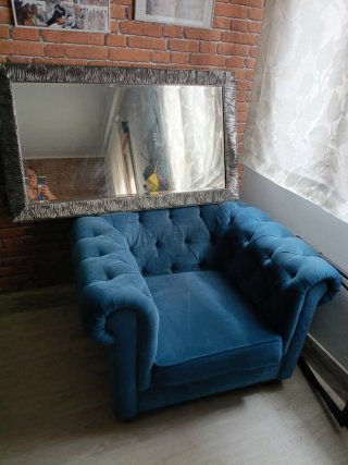 Sofá Chester Azul y Espejo Plateado