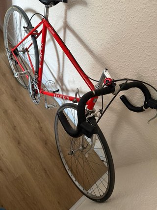 Bicicleta de carretera roja Zelaris