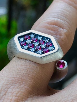 Anillo de Plata Diamantes y Rubíes