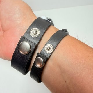 2 Pulseras Cuero Tachuelas Blanco y Negro