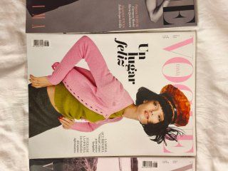 Revistas Vogue y una Woman, moda