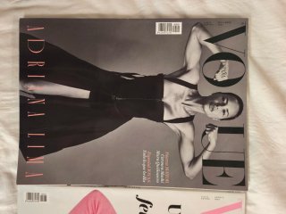 Revistas Vogue y una Woman, moda