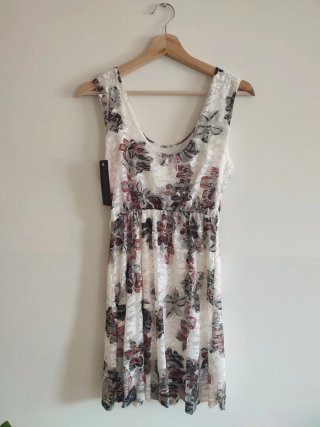 Vestido floral blanco y multicolor