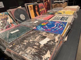 Lote de 400 discos vinilos y 150 aingle