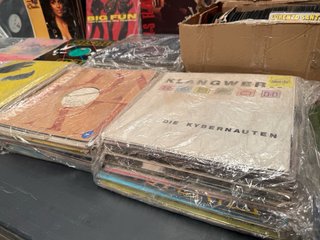 Lote de 400 discos vinilos y 150 aingle