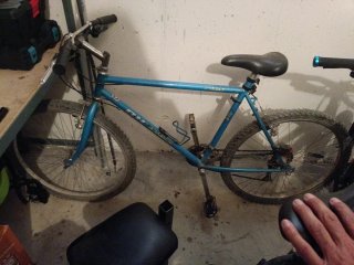 Bicicleta azul para revisar