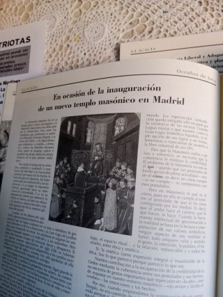 Masonería 2 Revistas  La Acacia .2004.