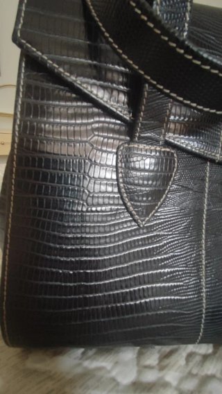 Bolso negro rígido con monedero