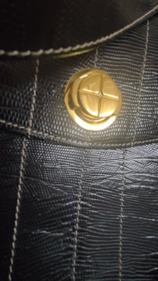 Bolso negro rígido con monedero