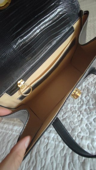 Bolso negro rígido con monedero