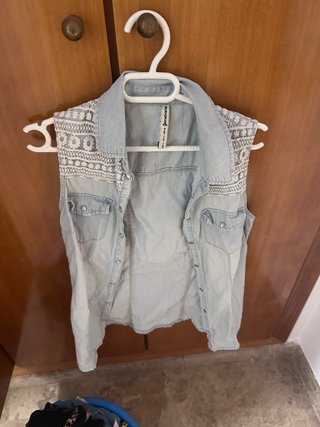Camisa vaquera sin mangas bordada