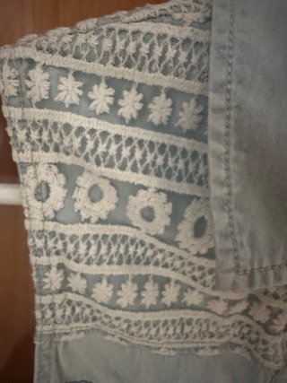 Camisa vaquera sin mangas bordada