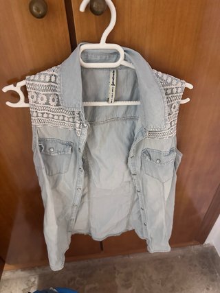 Camisa vaquera sin mangas bordada