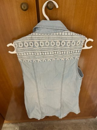 Camisa vaquera sin mangas bordada