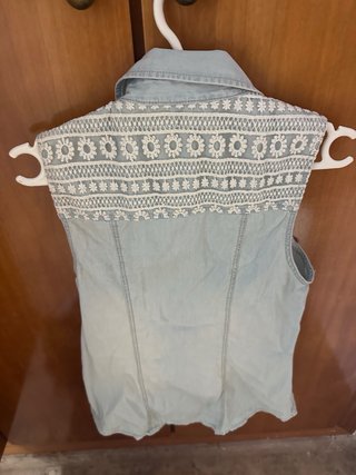 Camisa vaquera sin mangas bordada