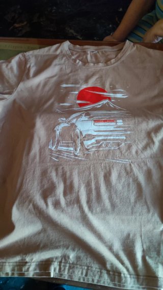 T-shirt beige con stampa tramonto rosso