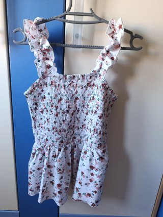 Camiseta floral con volantes