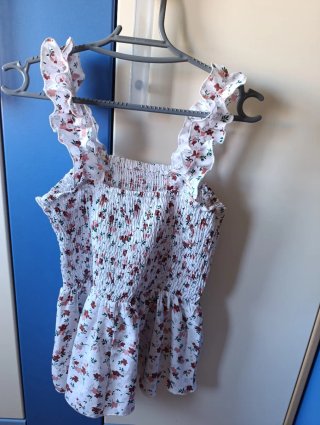 Camiseta floral con volantes