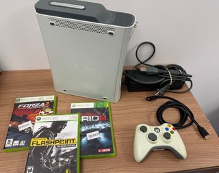 Lote Xbox 360 Blanca: Mando y 3 Juegos