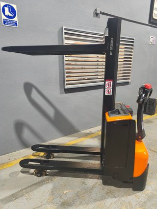 Apilador Toyota BT 080L Monomástil