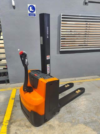 Apilador Toyota BT 080L Monomástil
