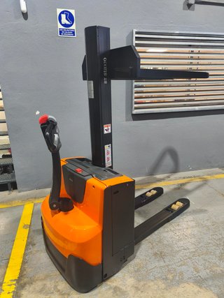 Apilador Toyota BT 080L Monomástil