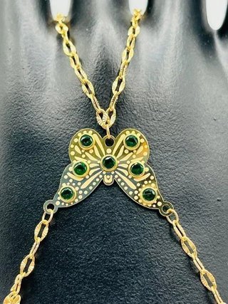 Pulsera manita mariposa con piedras verdes.