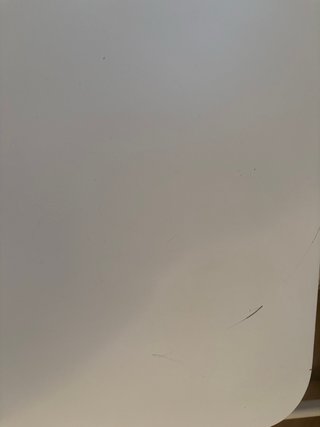 Mesa auxiliar blanca con ruedas