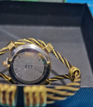Reloj dorado y negro con pedrería