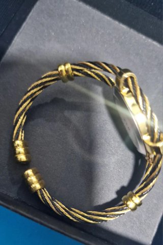 Reloj dorado y negro con pedrería