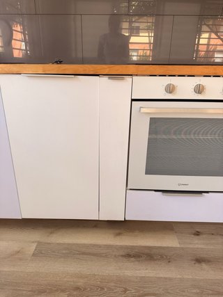 Muebles de cocina blancos y encimera de madera