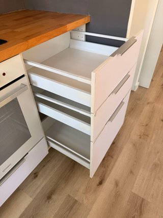 Muebles de cocina blancos y encimera de madera