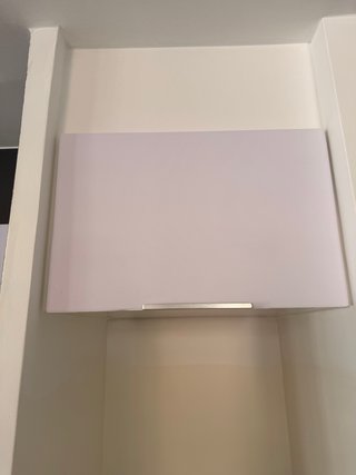 Muebles de cocina blancos y encimera de madera