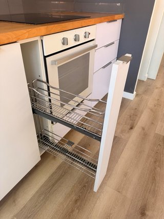 Muebles de cocina blancos y encimera de madera