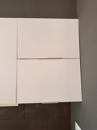Muebles de cocina blancos y encimera de madera
