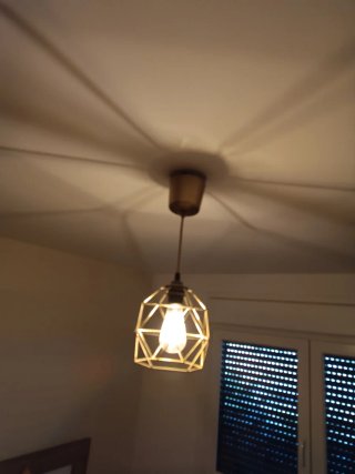 Lámpara colgante dorada geométrica