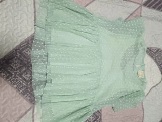 Blusa verde con lunares, talla 7 años