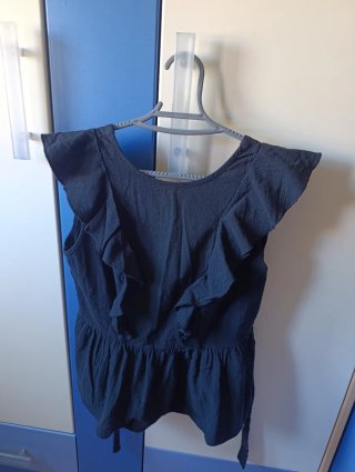 Camiseta negra con volantes