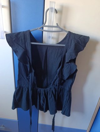Camiseta negra con volantes