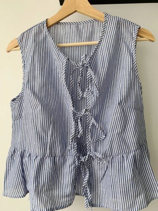 Blusa azul y blanc con lazadas