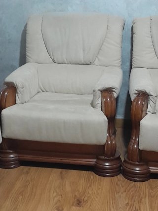 TRESILLOS :Sofá  más sillones de pino beige y marr