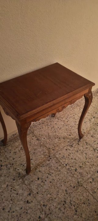 Mesa de madera auxiliar