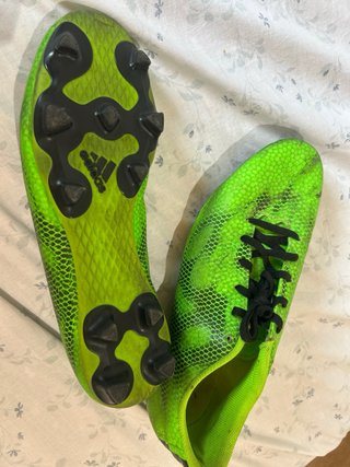 Botas de fútbol verdes y negras