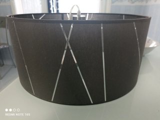 Lámpara de techo gris con detalles blancos