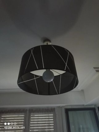 Lámpara de techo gris con detalles blancos
