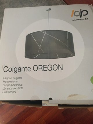 Lámpara de techo gris con detalles blancos