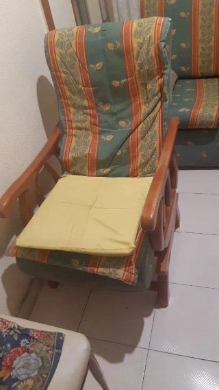 Sillón balancín de tela y madera