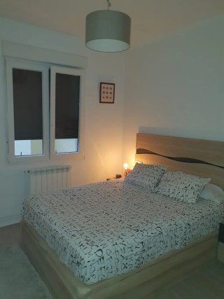 Cama de madera y tela