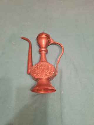 Jarra antigua de cobre con tapa