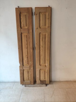 Dos contraventanas de madera